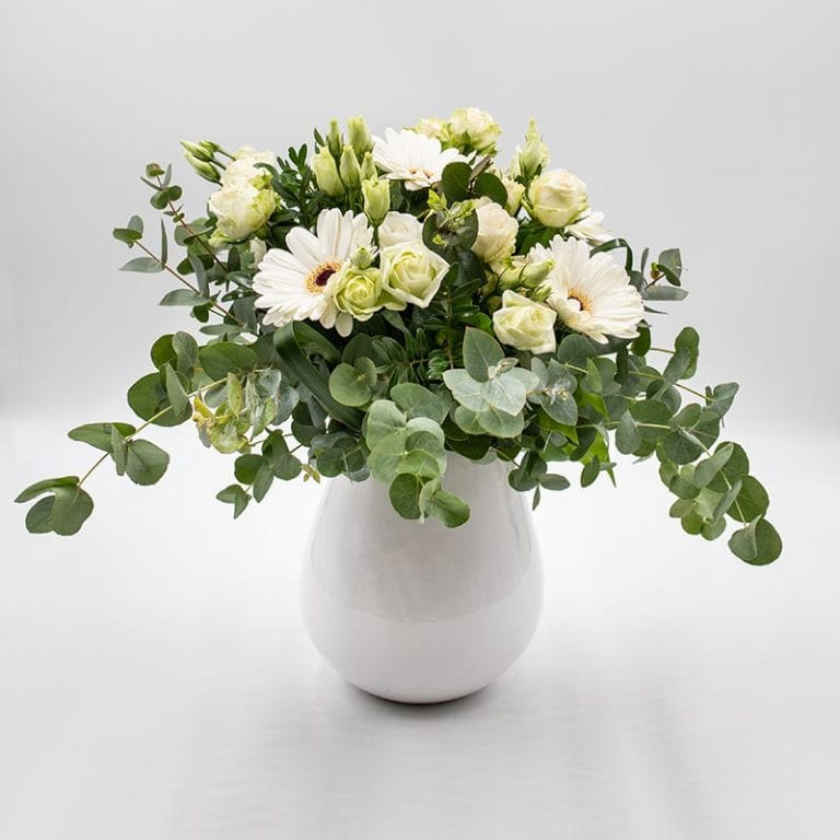 8 belles raisons d'offrir un Germini Avril bouquet champêtre composé de fleurs blanches de saison telles les roses et gerberas
