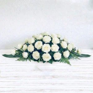 raquette de roses blanches