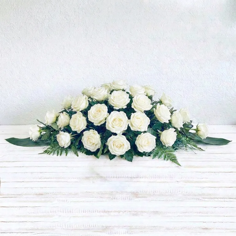 raquette de roses blanches