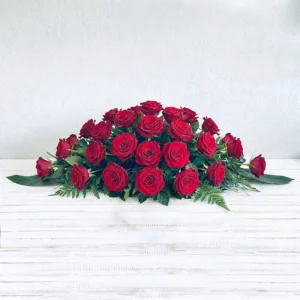 dessus de cercueil de roses rouges