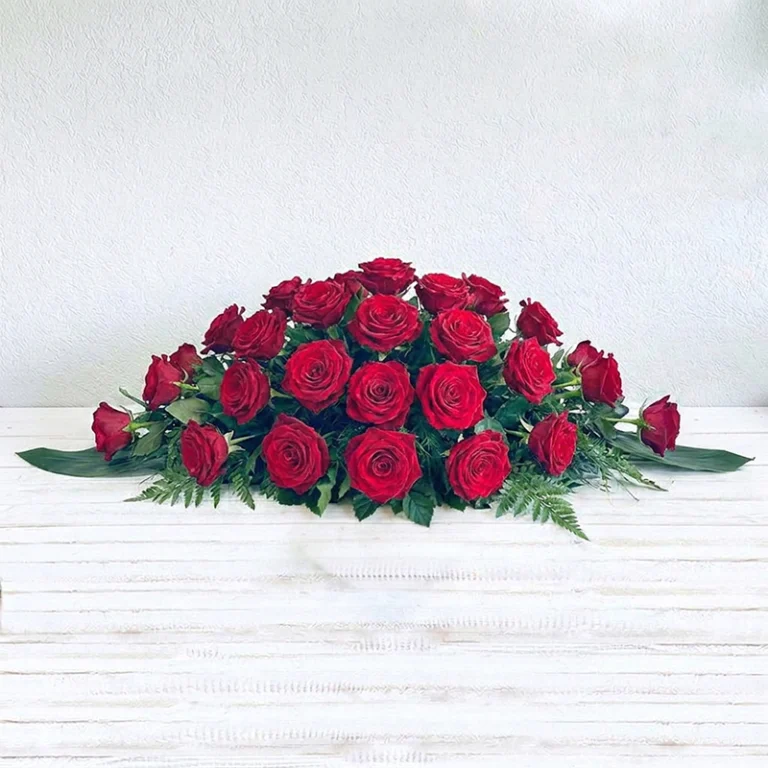 dessus de cercueil de roses rouges