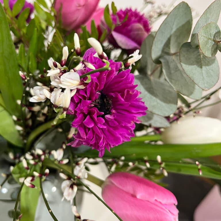 bouquet champêtre coeur d'anémone eucalyptus