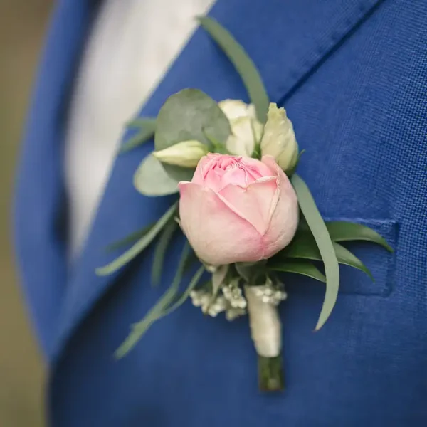 boutonnière rose poudré