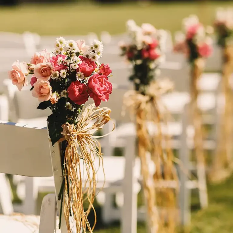 décoration florale de chaise pour la cérémonie de pacs de mariage ou d'union