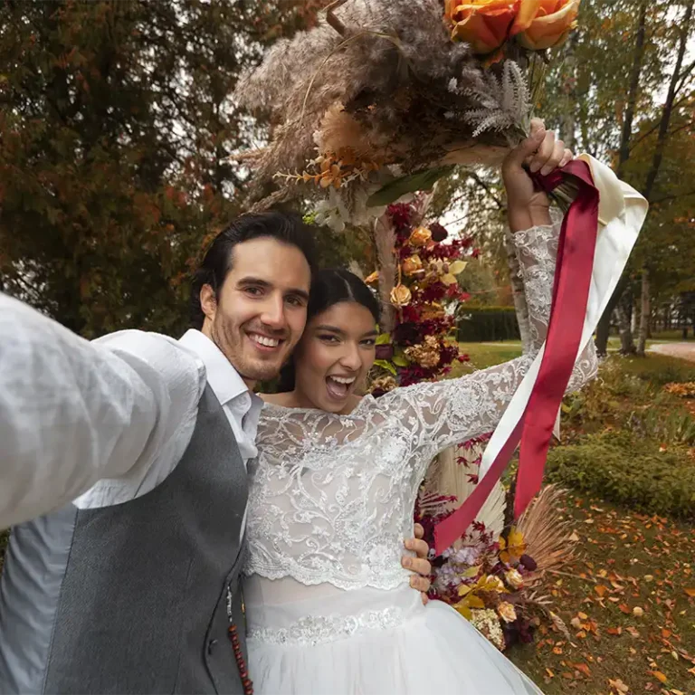 fête de mariage et lancer du bouquet de fleurs d'automne