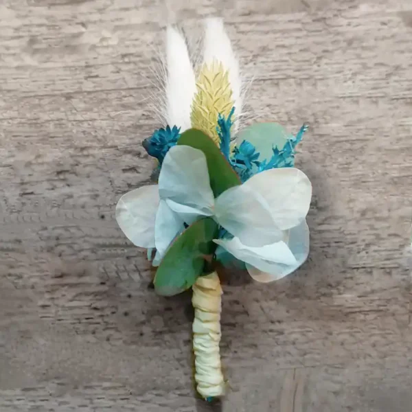 mariage bleu boutonnière