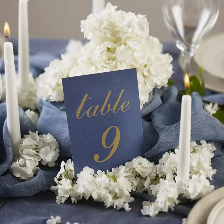 table de mariage bleue et blanche