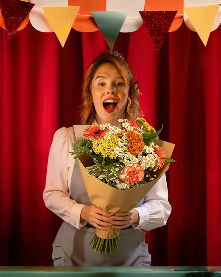 Des fleurs pour la maîtresse pour dire merci bouquet pour la maitresse pendant le spectacle de fin d'annee
